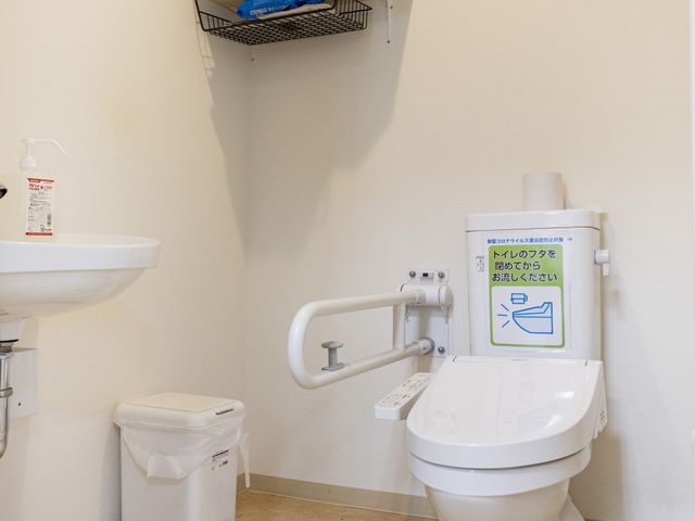 手すり付きトイレ トイレ 使いやすさを考慮した手すり付きのトイレです。清潔感のある空間で快適に利用できます。