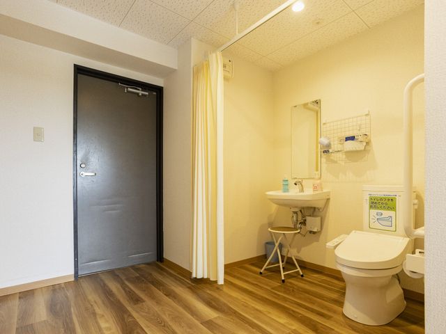 広々としたトイレ トイレ 明るく清潔感のあるトイレです。手すりの設置で、安全に使用可能です。