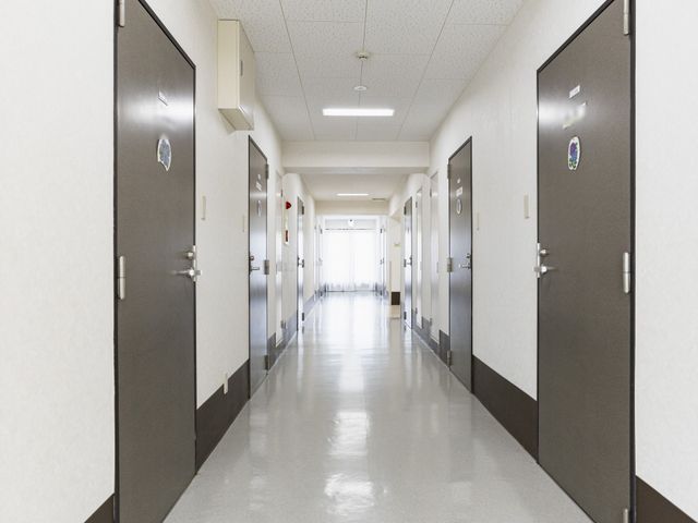 静かな廊下 廊下 広々とした廊下は、清潔で明るい照明が行き届いており、快適な移動が可能です。