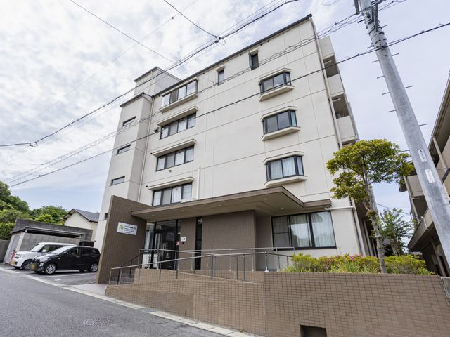 車椅子対応の外観 外観 広々としたエントランスとスロープが設置された建物です。車椅子を利用する方にも安心です。