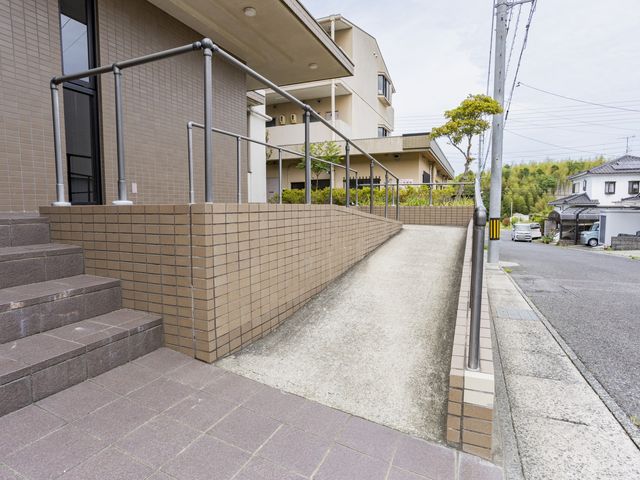 入り口のスロープ 外観 バリアフリー設計のスロープが備わっており、入退館がスムーズです。