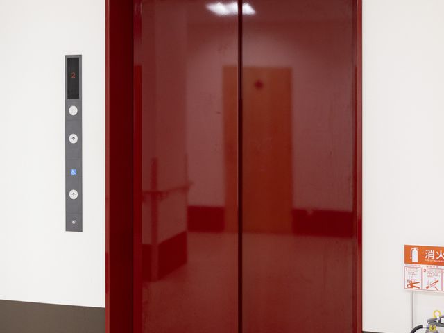 赤い扉のエレベーター エレベーター シンプルで使いやすいエレベーターです。安全設計で快適に移動できます。