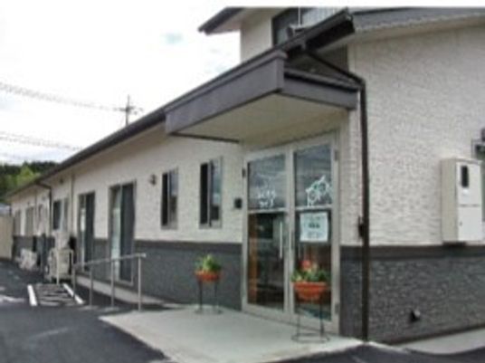 エントランス前の施設外観