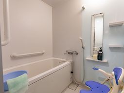 手すり付きの風呂