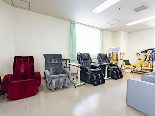 快適な椅子が並ぶ機能訓練室
