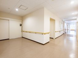 清潔で広い廊下