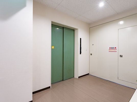 便利な移動手段のエレベーター
