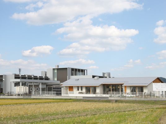 モダンな外観の建物