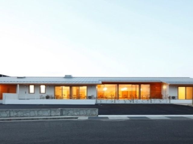 モダンな建物の外観 共用スペース 清潔感溢れるモダンな外観です。仕事終わりのリラックスタイムにぴったりの環境がここにはあります。