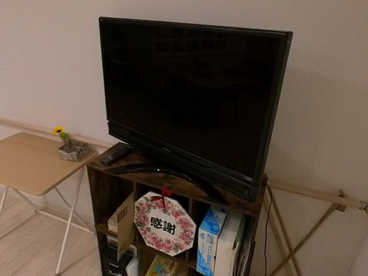 テレビと掲示物のある和室