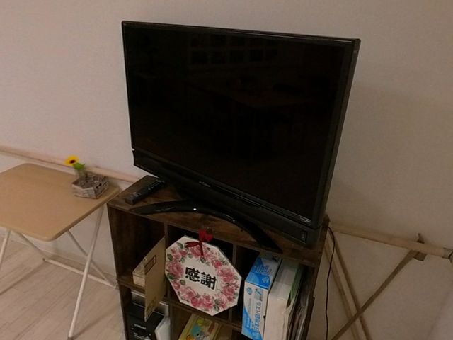 テレビと掲示物のある和室