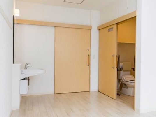 明るい居室の扉と洗面台