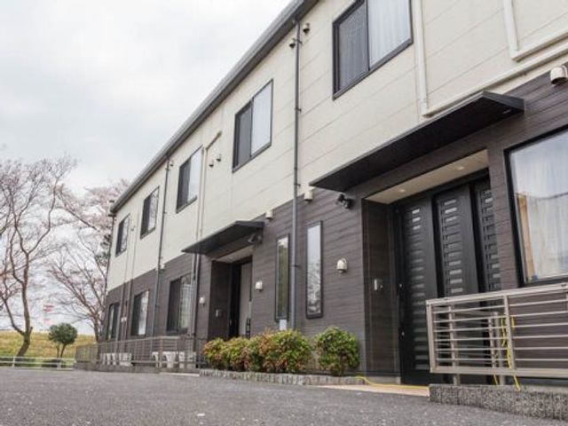 広々とした施設の外観 外観 落ち着いた色合いの建物で、周囲には自然が広がり、ゆったりとした時間を過ごせる空間が提供されています。