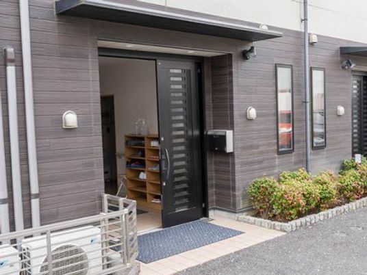 エントランスの明るい外観