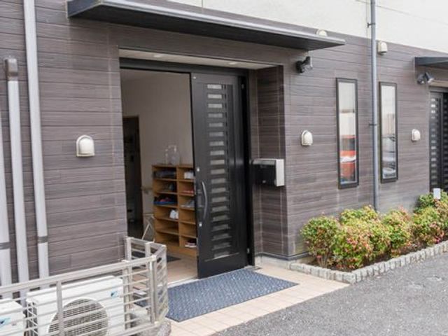 エントランスの明るい外観