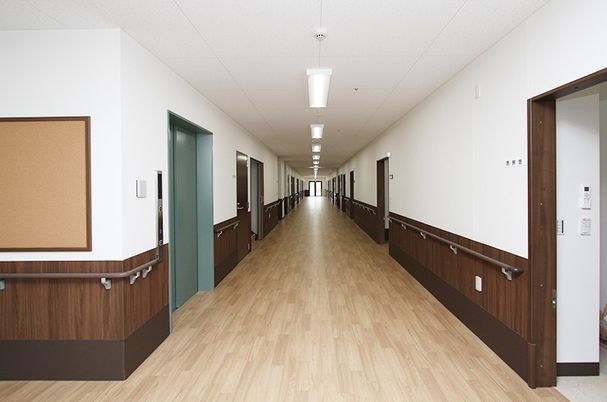 明るく清潔な廊下