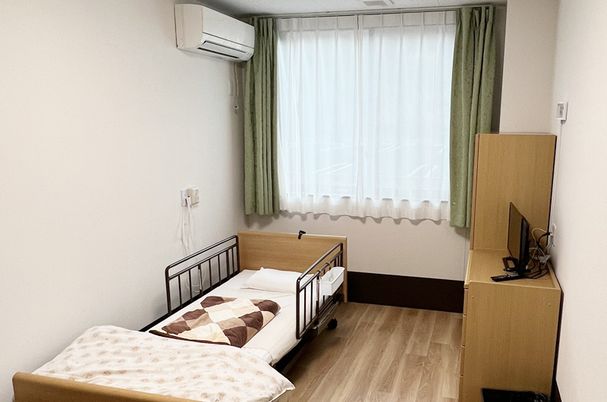笑顔のスタッフと入居者中庭
