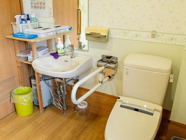 バリアフリー設計のトイレ トイレ 手すり付きで広々とした清潔なトイレです。安心してお使いいただける配慮が行き届いています。