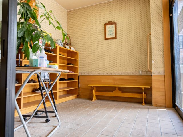 ゆったりとした空間の居室 エントランス 広々とした居室では、窓際に設置されたベンチで穏やかなひと時をお過ごしになれます。