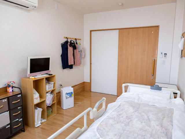 居心地の良い居室 居室 ゆったりとしたベッドと収納スペースが確保された部屋です。個人の趣味や必需品を置くことができます。