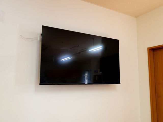 壁に掛けられたテレビ 居室 ゆったりとした居室に設置されたテレビで、ご入居の方々がリラックスした時間をお過ごしいただけます。