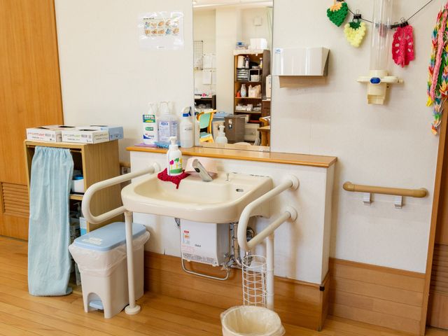 手洗い設備が整った洗面台 洗面台 清潔感のある洗面台は、手すりが設置され安全に配慮されています。快適な環境でご利用いただけます。