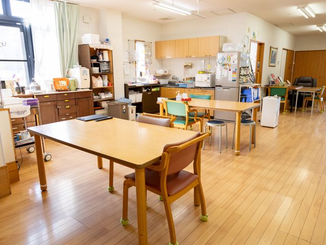 ゆったりとした居室 共有スペース 広々とした空間の多目的室は、日々の活動や交流に適した落ち着いた環境を提供しています。