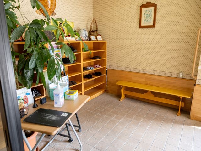 居心地の良い中庭 エントランス ゆったりとしたベンチが設置された休憩スペースです。緑豊かな気持ちの良い環境でくつろぎの時をお過ごしいただけます。