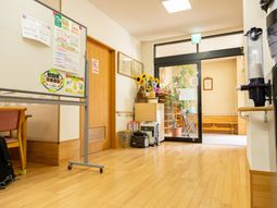 広々とした明るい廊下