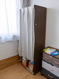 プライバシー用カーテン付き棚