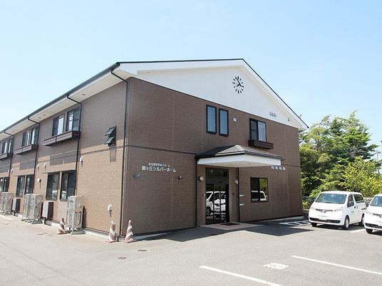 建物正面の外観  