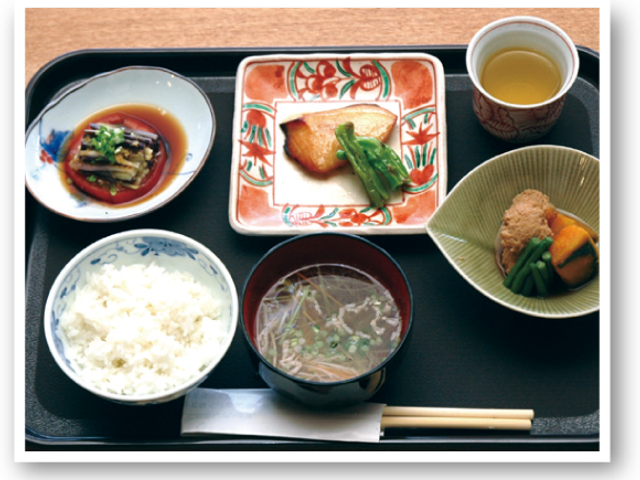 提供する食事の一例 食堂 栄養面にも配慮した食事提供を通じて、入居者様の健康維持をサポートしませんか。