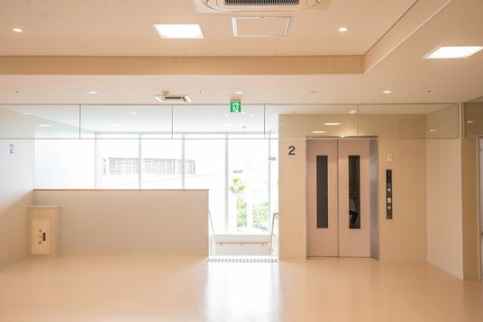 明るいエレベーター前