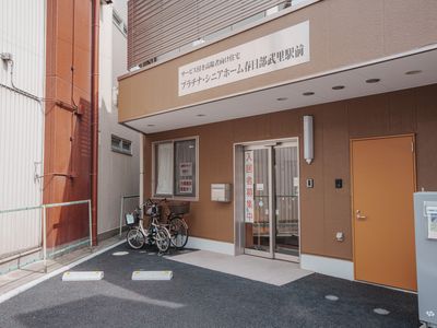 入り口の明るいエントランス