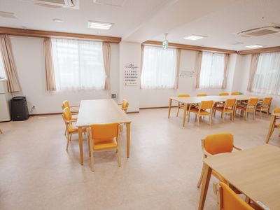 広々とした明るい食堂
