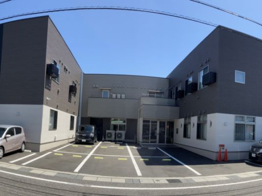 施設外観と駐車場