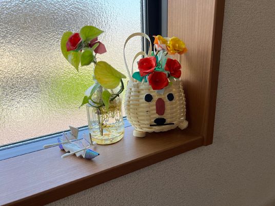 かわいい装飾の窓辺