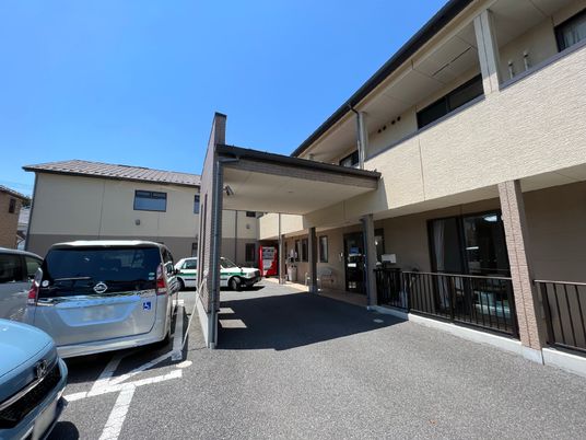 入り口と外観の施設風景