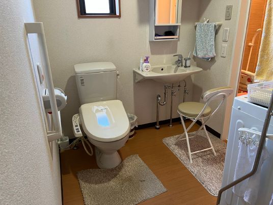 手すり付きの洗面トイレ