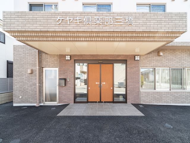 きれいなエントランス正面