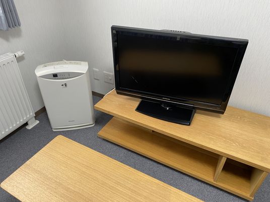 居室のテレビとエアコン