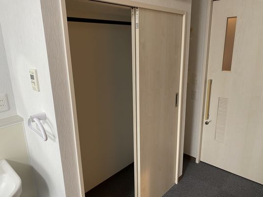 木製のドアの開いた居室