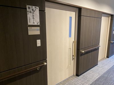居室のドアと番号表示