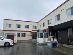 入口が見える外観