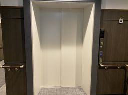 エレベーターの入り口