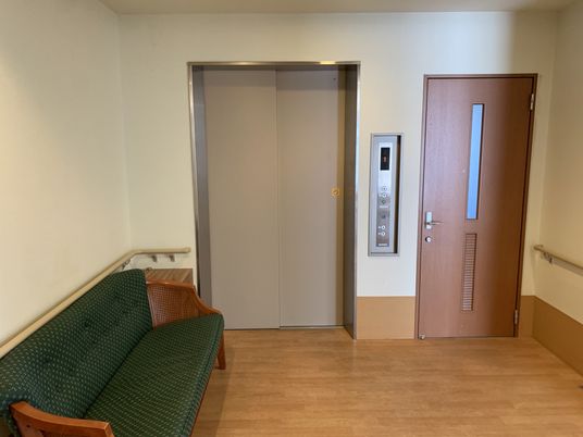 安全な昇降設備の廊下