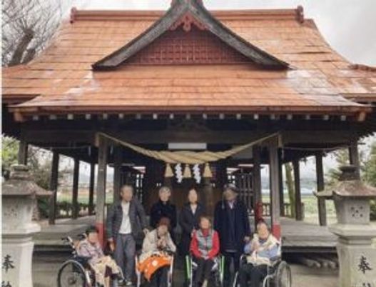 和風建築の前で集う人々