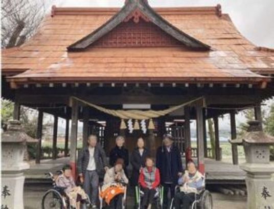 和風建築の前で集う人々