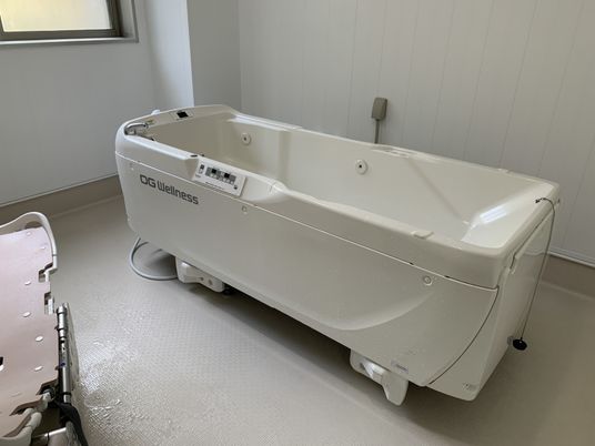 ゆったりとした浴槽の浴室