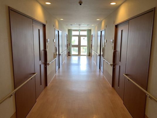 奥に窓がある廊下